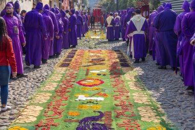 Antigua Guatemala, Sacatepequez, Guatemala. 10 Mart 2024. Semana Noel Baba 'nın Paskalya Bayramı için parlak renkli talaş ve çiçeklerden alfombra süslemeleri..