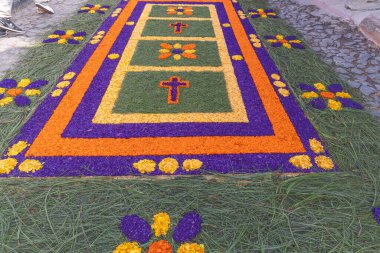 Antigua Guatemala, Sacatepequez, Guatemala. 10 Mart 2024. Semana Noel Baba 'nın Paskalya Bayramı için parlak renkli talaş ve çiçeklerden alfombra süslemeleri..