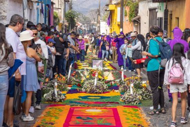 Antigua Guatemala, Sacatepequez, Guatemala. 10 Mart 2024. Semana Noel Baba 'nın Paskalya Bayramı için parlak renkli talaş ve çiçeklerden alfombra süslemeleri..