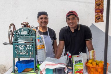 Antigua Guatemala, Sacatepequez, Guatemala. 10 Mart 2024. Antigua Guatemala 'da taze meyve suyu satan sokak satıcıları..