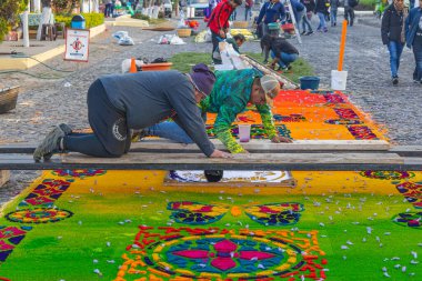 Antigua Guatemala, Sacatepequez, Guatemala. 10 Mart 2024. Semana Noel Baba Kutsal Paskalya kutlamaları için parlak renkli talaşlardan alfombra süslemeleri yapıyorlar..