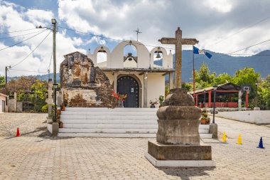 Antigua Guatemala, Sacatepequez, Guatemala. 11 Mart 2024. San Cristobal El Alto 'daki Hermitage' ın önünden geç..