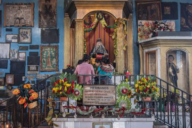 San Andres Itzapa, Chimaltenango, Guatemala. 11 Mart 2024. İnsanlar San Andreas Itztapa 'daki San Simon ya da Maximon tapınağında dua ediyorlar..