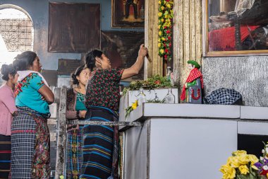 San Andres Itzapa, Chimaltenango, Guatemala. 11 Mart 2024. İnsanlar San Andreas Itztapa 'daki San Simon ya da Maximon tapınağında dua ediyorlar..