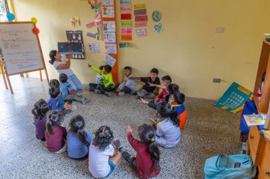 Santiago Atitlan, Solola, Guatemala. 13 Mart 2024. Guatemala okulunda öğretmen ve genç öğrenciler.