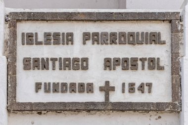 Santiago Atitlan, Solola, Guatemala. 13 Mart 2024. Santiago Atitlan 'daki Aziz James Kilisesi' nin önünü imzala..