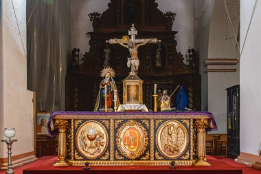 Santiago Atitlan, Solola, Guatemala. 13 Mart 2024. Santiago Atitlan 'daki Aziz James Kilisesi' nin süslü sunağı..