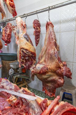 Santiago Atitlan, Solola, Guatemala. 13 Mart 2024. Guatemalalı bir kasapta asılı et.