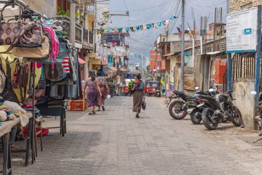 Santiago Atitlan, Solola, Guatemala. 13 Mart 2024. Santiago Atitlan 'da alışveriş caddesi.