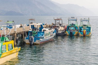 Santa Cruz La Laguna, Solola, Guatemala. 14 Mart 2024. Atitlan Gölü 'ndeki bir rıhtımda yolcu gemileri.
