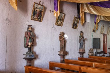 Santa Cruz La Laguna, Solola, Guatemala. 14 Mart 2024. Santa Cruz La Laguna 'da küçük bir kilisede azizlerin heykelleri.