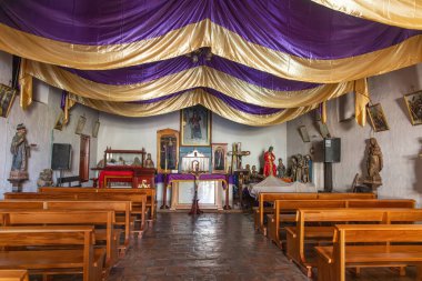Santa Cruz La Laguna, Solola, Guatemala. 14 Mart 2024. Santa Cruz La Laguna 'da küçük bir kilisenin nav ve sıraları..