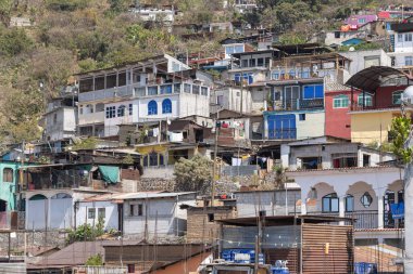 Santa Cruz La Laguna, Solola, Guatemala. 14 Mart 2024. Santa Cruz La Laguna 'da bir tepede evler.