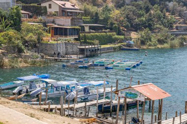 San Antonio Palopo, Solola, Guatemala. 14 Mart 2024. Atitlan Gölü 'nde yolcu gemileri ve ticari balık ağılı.