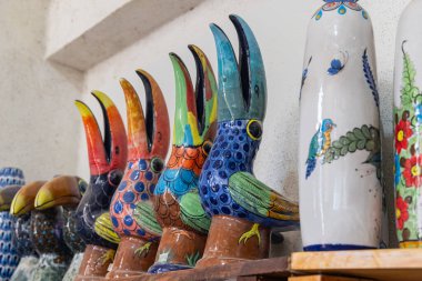 San Antonio Palopo, Solola, Guatemala. 14 Mart 2024. Guatemala 'daki bir dükkanda parlak renkli seramik tukanlar..