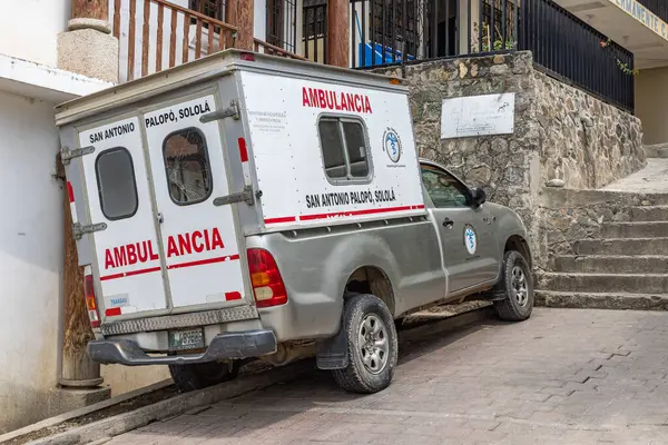 San Antonio Palopo, Solola, Guatemala. 14 Mart 2024. Guatemala 'da küçük bir kasabada bir kamyonet ambulansı..