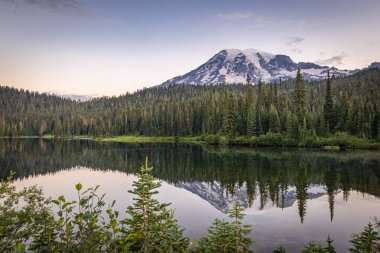 Mount Rainier Ulusal Parkı, Washington, ABD. Güneş battıktan hemen sonra Yansıma Gölü 'nden Rainier Dağı görülüyor..