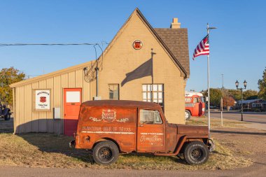 Türkiye, Teksas, Birleşik Devletler. 2 Aralık 2024. 2 Aralık 2024. Küçük bir Teksas kasabasında paslanmış eski bir Lone Star bira kamyonu..