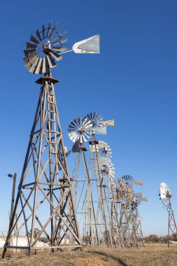 Montague, Teksas, Birleşik Devletler. Teksas kırsalında klasik yel değirmenleri grubu.