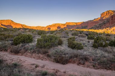 Caprock Canyons Eyalet Parkı, Quitaque, Teksas, ABD. Çöl kayalıkları, popolar ve kanyonlar gün batımına yakın..