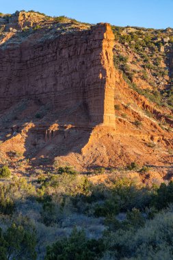Caprock Canyons Eyalet Parkı, Quitaque, Teksas, ABD. Çöl kayalıkları, popolar ve kanyonlar gün batımına yakın..