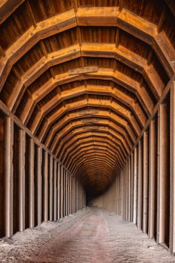 Clarity Tüneli, Quitaque, Teksas, ABD. Terk edilmiş demiryolu tüneli Teksas kırsalındaki yarasaların tünediği yer olarak bilinir..