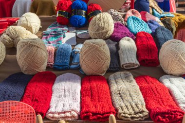 Tiran, Arnavutluk. İplik ve örgü eldivenler açık hava pazarında satılıyor..