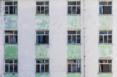 Kruje, Durres, Arnavutluk. Terk edilmiş bir apartmanın kırık camları..
