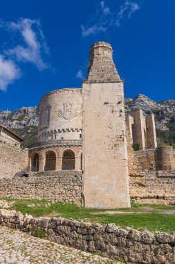 Kruje, Durres, Arnavutluk. Kruja Kalesi 'ndeki caminin kalıntıları..