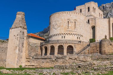 Kruje, Durres, Arnavutluk. Kruja Kalesi 'ndeki caminin kalıntıları..