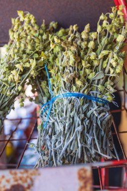 Llogara Geçidi, Vlore, Arnavutluk. Demirotu, ya da Arnavut Dağ Çayı, yol kenarında satılık..