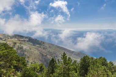 Llogara Geçidi, Vlore, Arnavutluk. Llogara Geçidi yakınlarındaki İyon ve Adriyatik Denizleri arasındaki Korfu Boğazı manzarası.