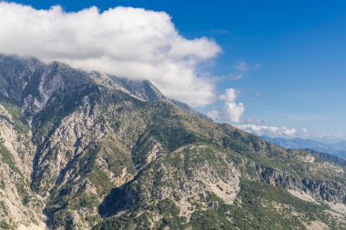Llogara Geçidi, Vlore, Arnavutluk. Llogara Geçidi yakınlarındaki engebeli dağlar.