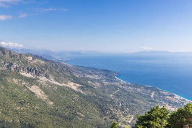 Llogara Geçidi, Vlore, Arnavutluk. Llogara Geçidi yakınlarındaki İyon ve Adriyatik Denizleri arasındaki Korfu Boğazı manzarası.