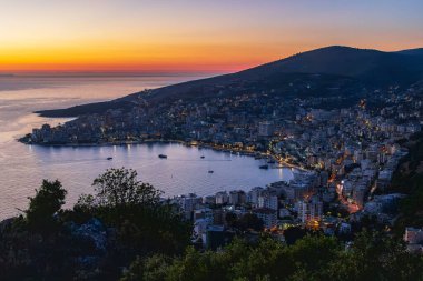 Saranda, Vlore, Arnavutluk. Deniz feneri tepesinden Sarande 'nin manzarası.