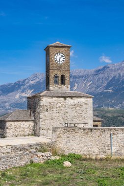 Cirokaster, Arnavutluk. Saat Kulesi ve Gjirokaster Kalesi kalıntıları.