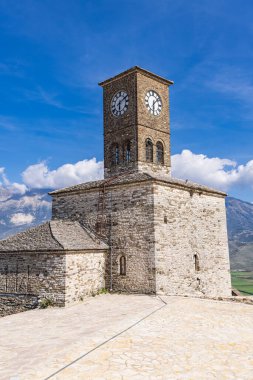 Cirokaster, Arnavutluk. Saat Kulesi ve Gjirokaster Kalesi kalıntıları.