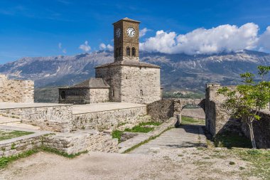 Cirokaster, Arnavutluk. Saat Kulesi ve Gjirokaster Kalesi kalıntıları.