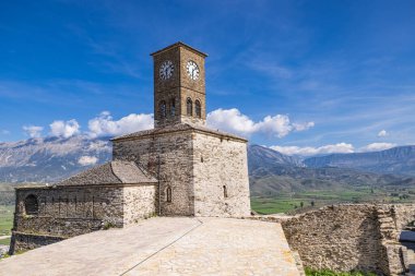 Cirokaster, Arnavutluk. Saat Kulesi ve Gjirokaster Kalesi kalıntıları.