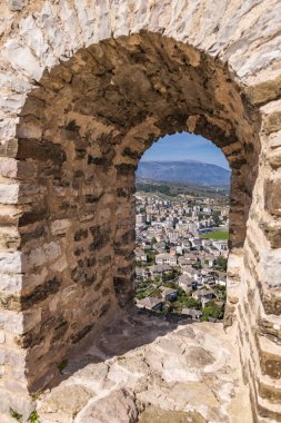 Cirokaster, Arnavutluk. Cirokaster Kalesi 'nin yıkıntılarının arasından geçen kemerli pencere..