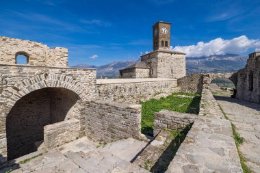 Cirokaster, Arnavutluk. Saat Kulesi ve Gjirokaster Kalesi kalıntıları.