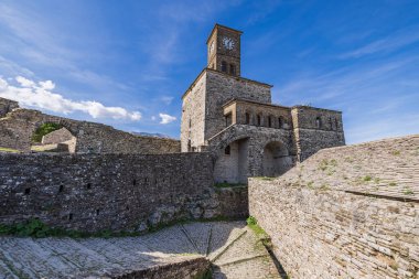 Cirokaster, Arnavutluk. Gjirokaster Kalesi 'nin kalıntılarında saat kulesi ve merdivenler..