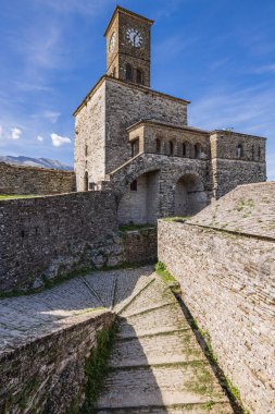 Cirokaster, Arnavutluk. Gjirokaster Kalesi 'nin kalıntılarında saat kulesi ve merdivenler..