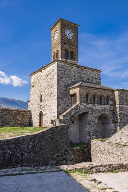Cirokaster, Arnavutluk. Saat Kulesi ve Gjirokaster Kalesi kalıntıları.