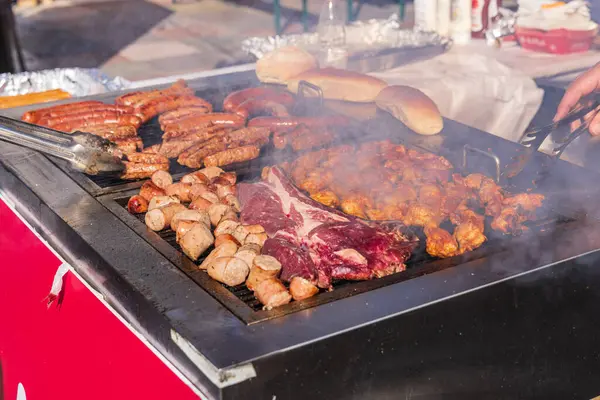 Tiran, Arnavutluk. Sokak satıcısı açık hava pazarında et pişiriyor..