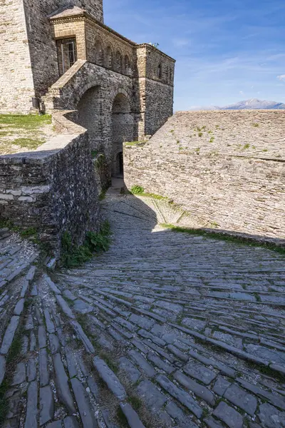 Cirokaster, Arnavutluk. Cirokaster Kalesi 'nin harabelerinde merdivenler.