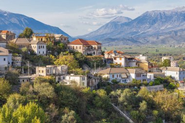 Cirokaster, Arnavutluk. Cirokaster 'daki bir vadinin üstündeki bir tepede evler..
