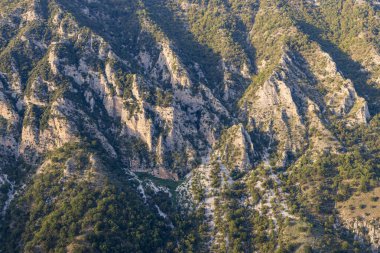 Progonat, Cirokaster, Arnavutluk. Arnavutluk 'ta Progonat yakınlarındaki engebeli dağlar.