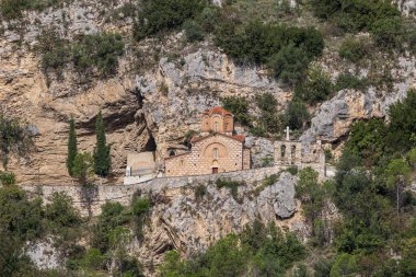 Berat, Arnavutluk. Arnavutluk 'un Berat kenti yakınlarındaki tarihi Aziz Michael Kilisesi.
