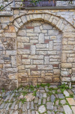 Berat, Arnavutluk. Yeni taşla doldurulmuş kemerli kapı..